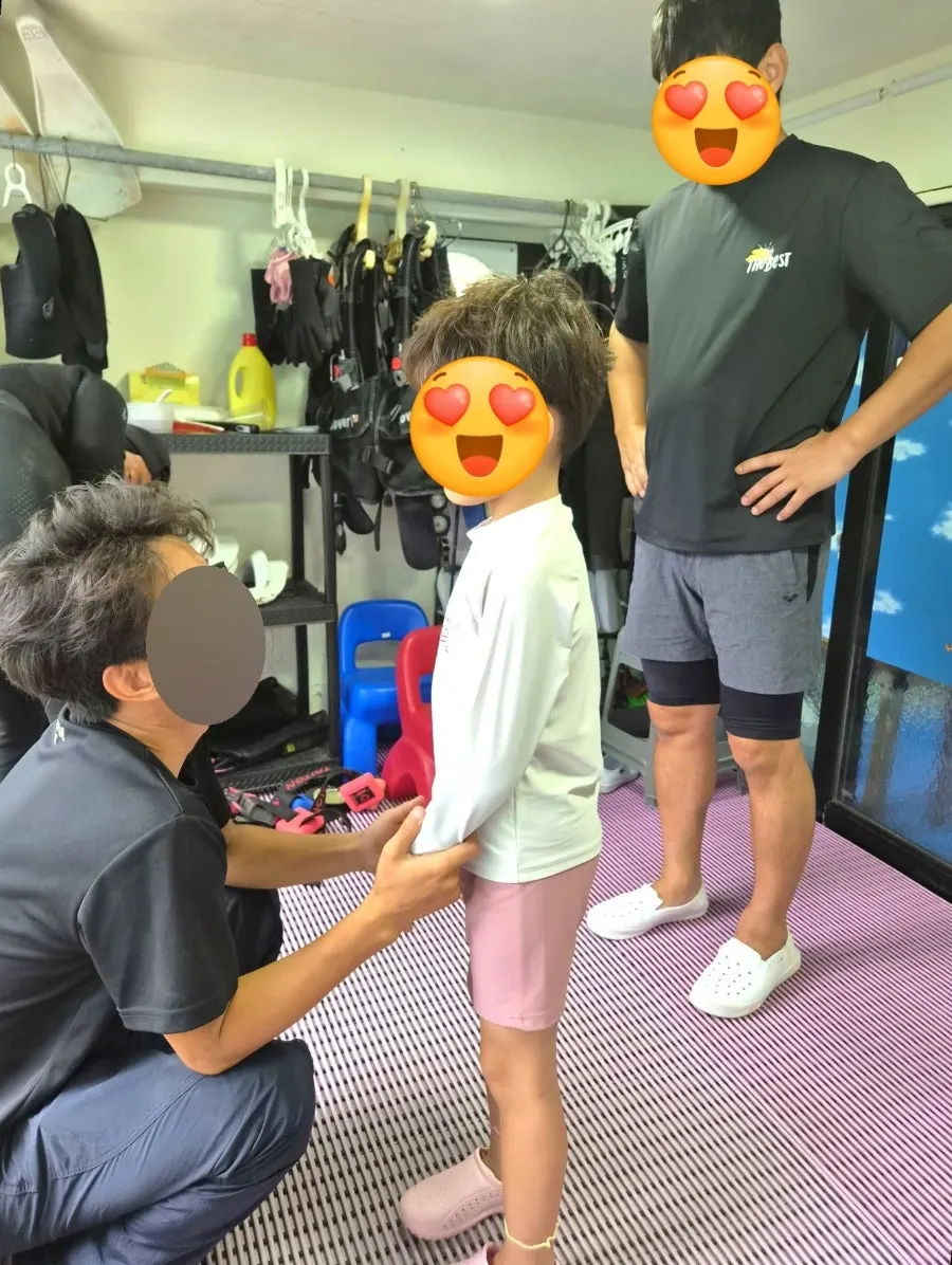 직원에게 안전수칙을 다시 확인받는 아이