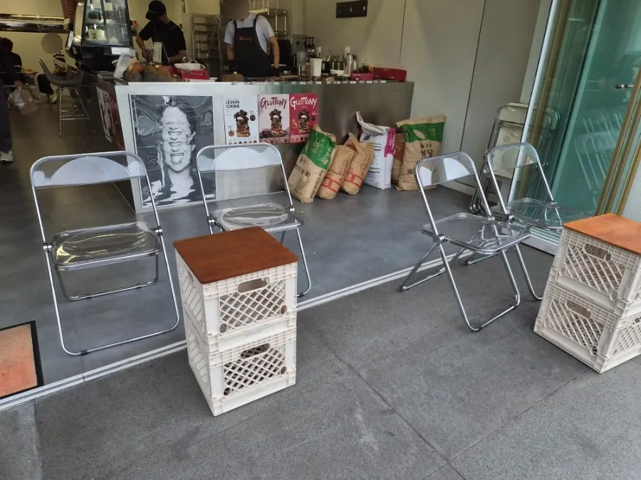 바깥을 바라보는 창가 좌석