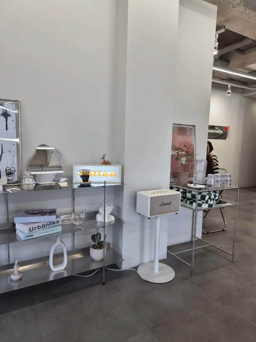 레몬물이 준비된 셀프바