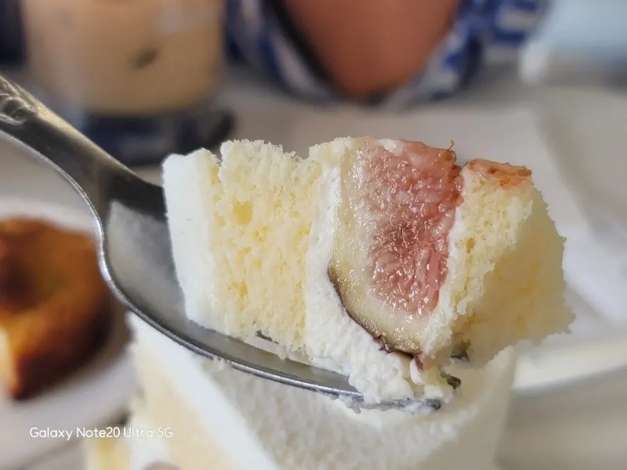 Cross-section of the cake showing fig and cream layers