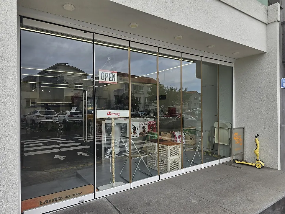 Street view around the Gluttony Coffee entrance