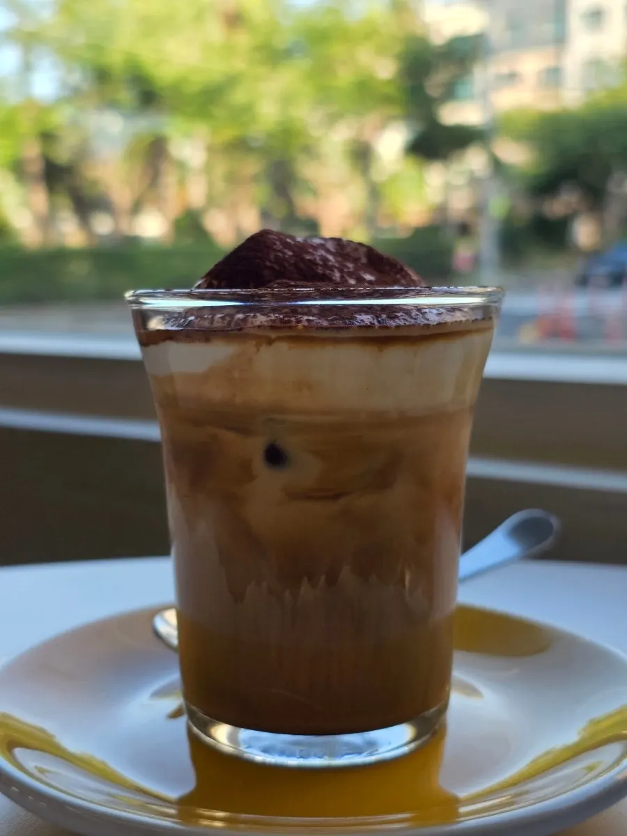 Cream latte topped with cocoa powder