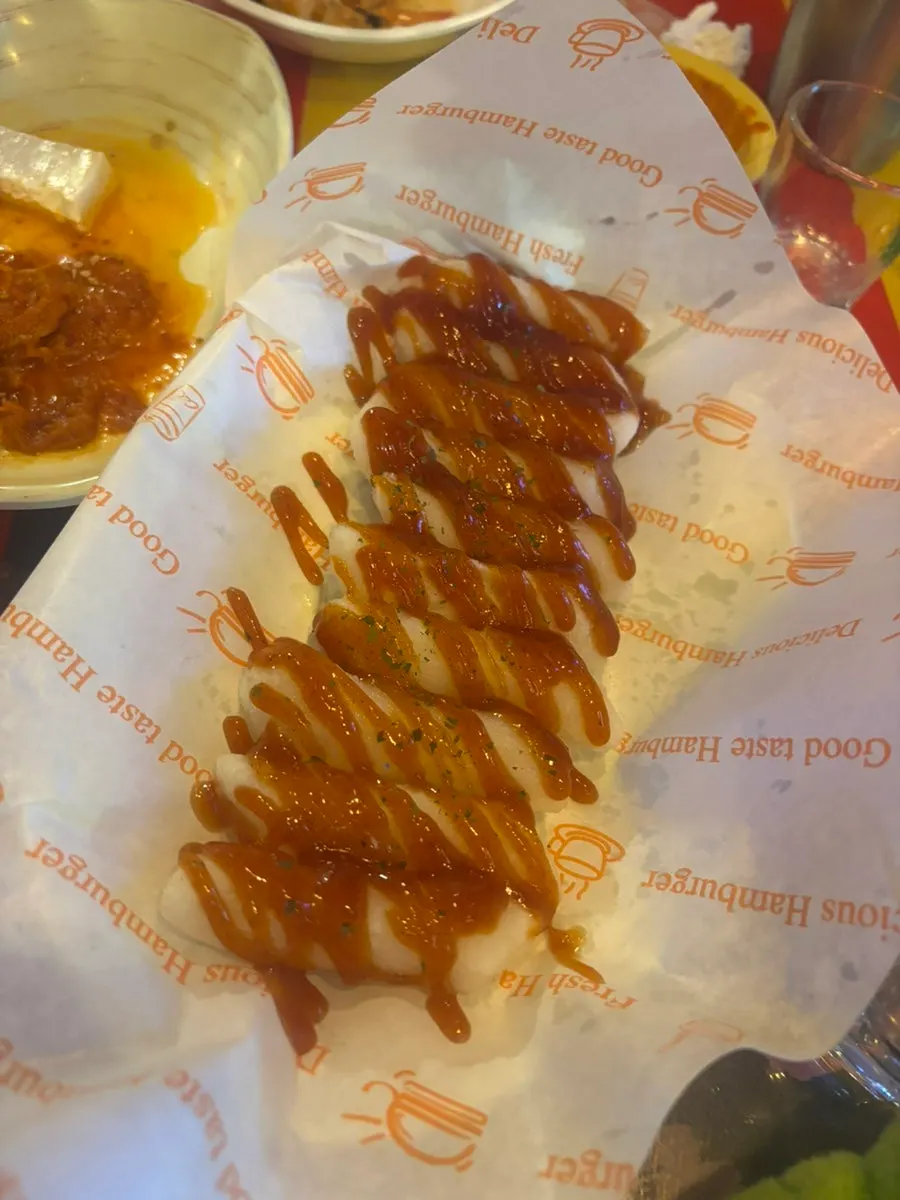 Seasoned tteok-twigim served as a free item