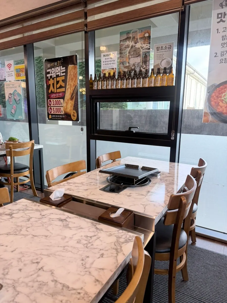 Grill table at Don Gueo equipped with ventilation