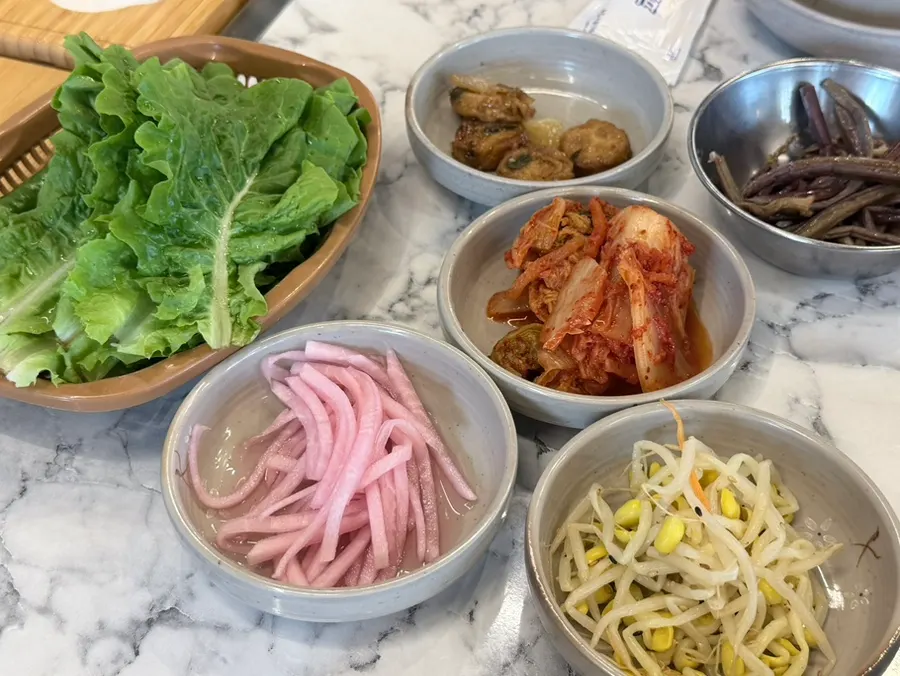 Basic side dish spread at Don Gueo