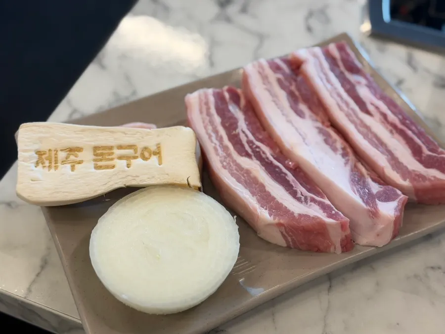 Meljeot placed at the center of the grill