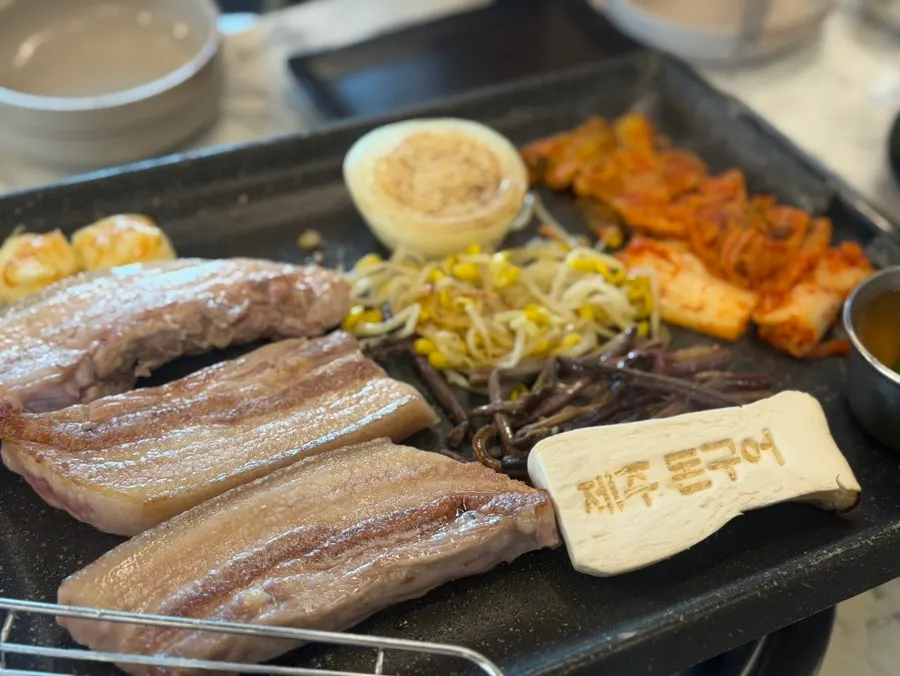 Thick-cut black pork beginning to grill on the plate