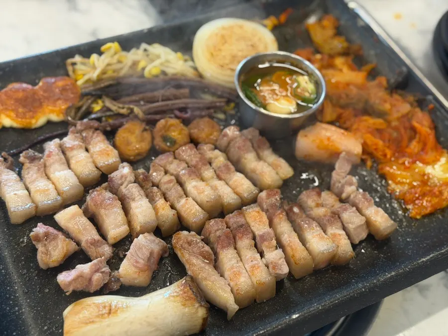 Black pork cut into bite-size pieces and cooking further