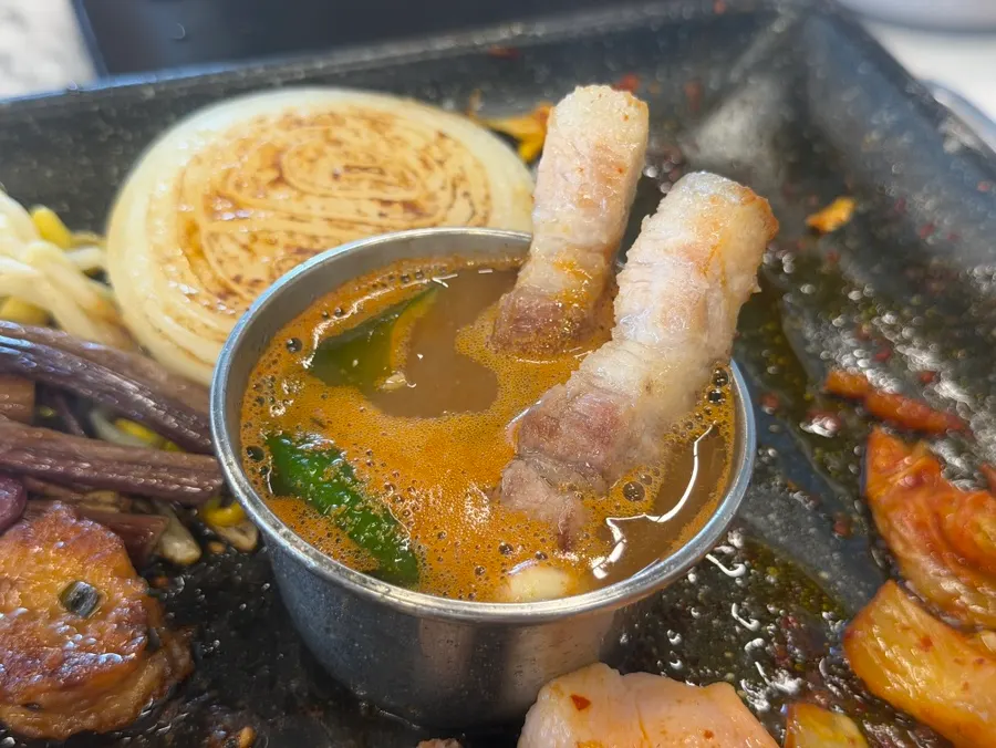 Black pork dipped into bubbling meljeot