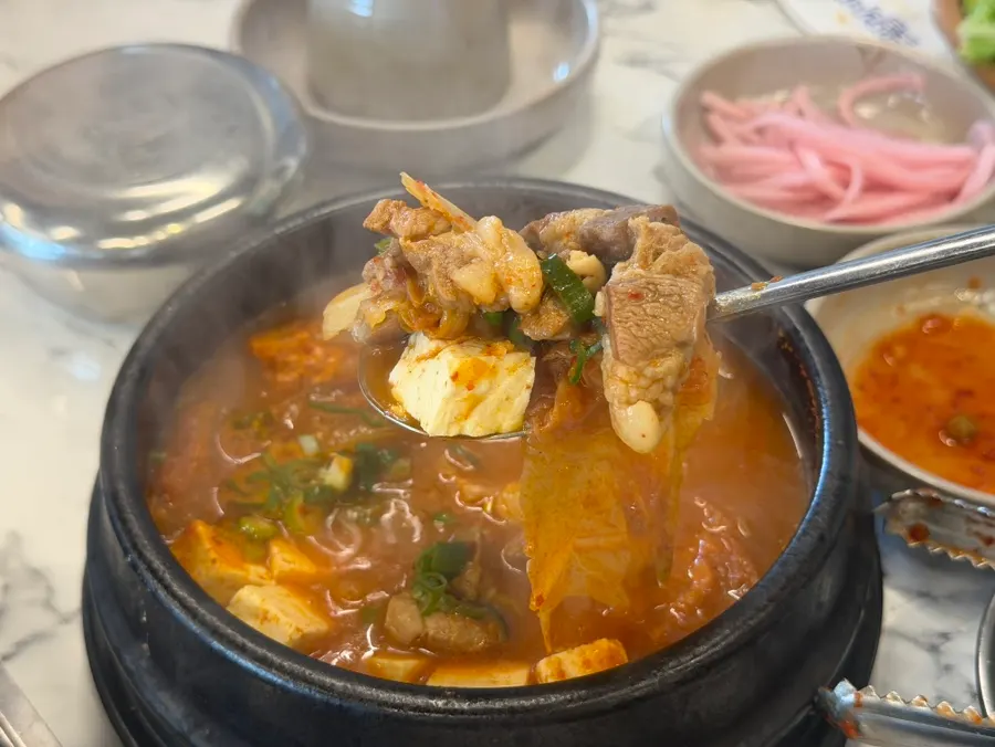 Stew broth filled with vegetables and tofu