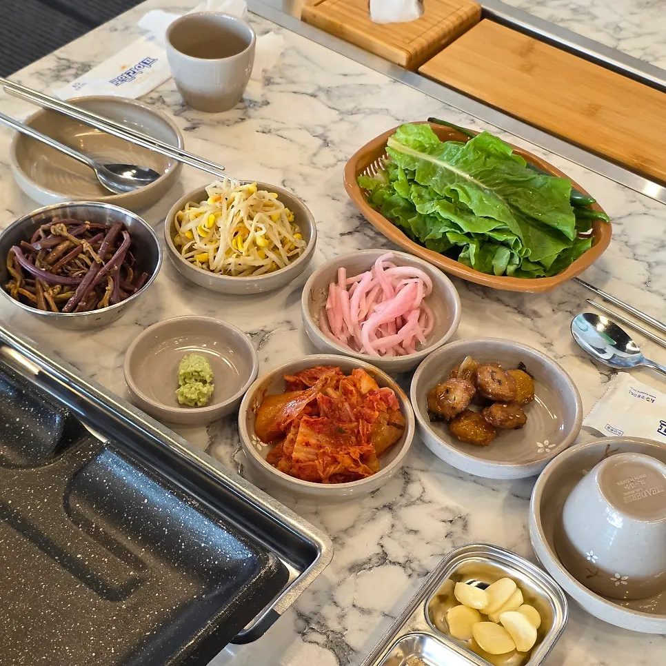 Side dishes served with the black pork set