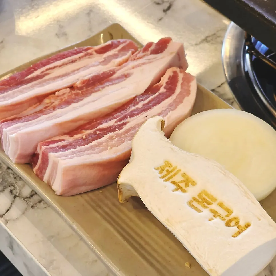 Self-service side-dish bar at Don Gueo