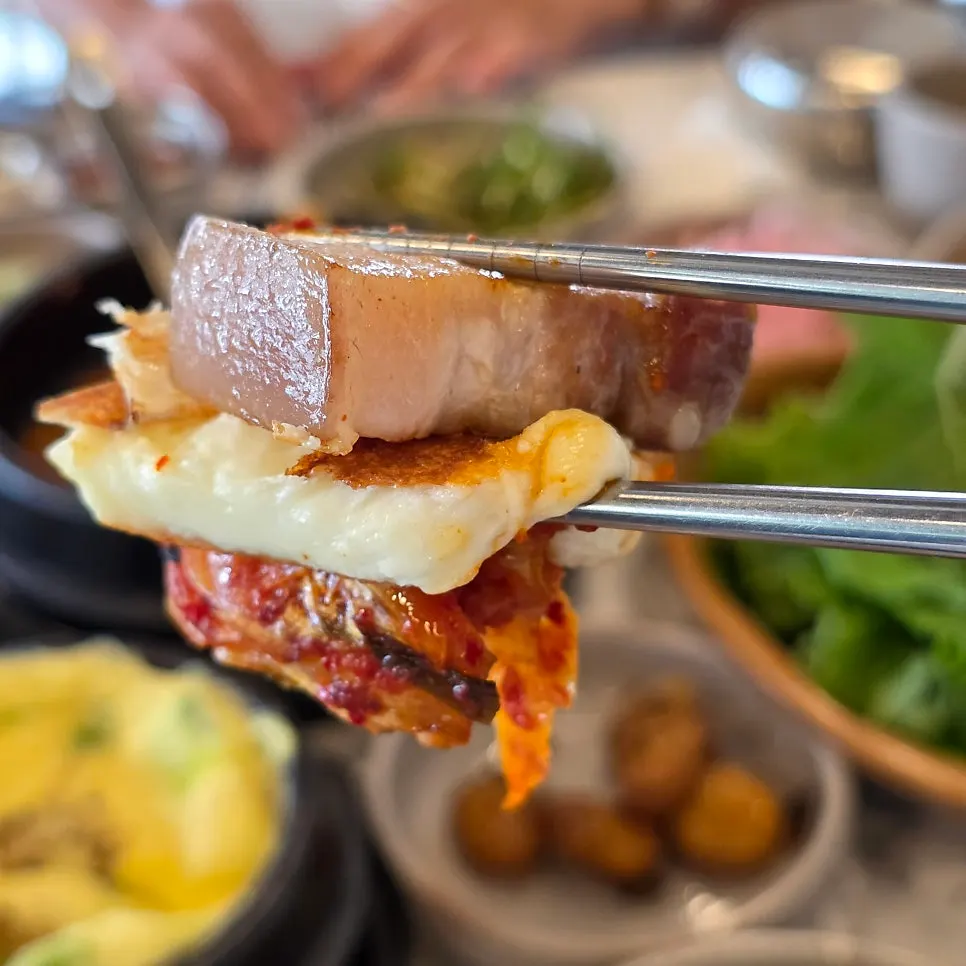 Grilling cheese and black pork five-layer pork belly