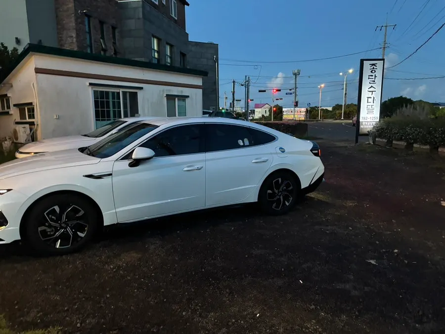 Parking space in front of Jongdal Sudatteul