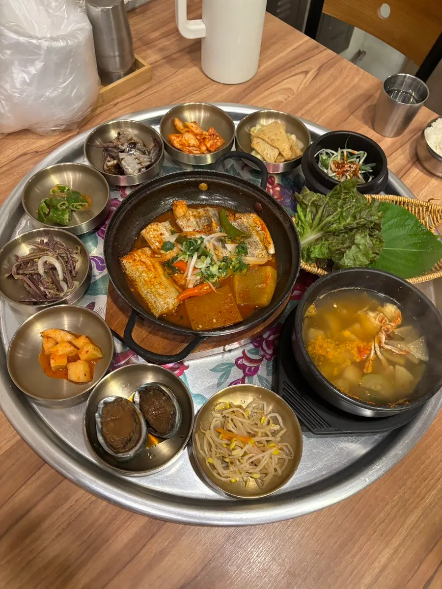 Jeju-style dombe gogi served with salt