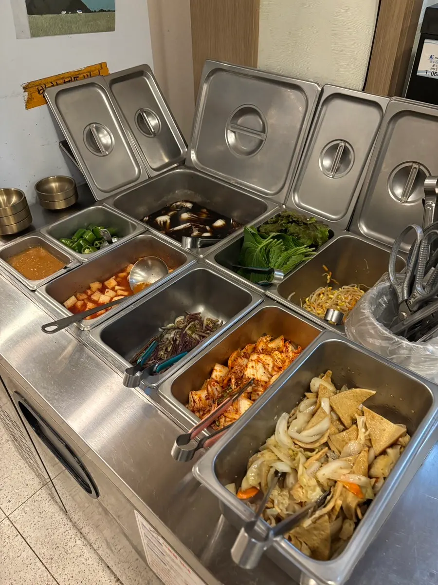 Well-seasoned Korean set meal side dishes