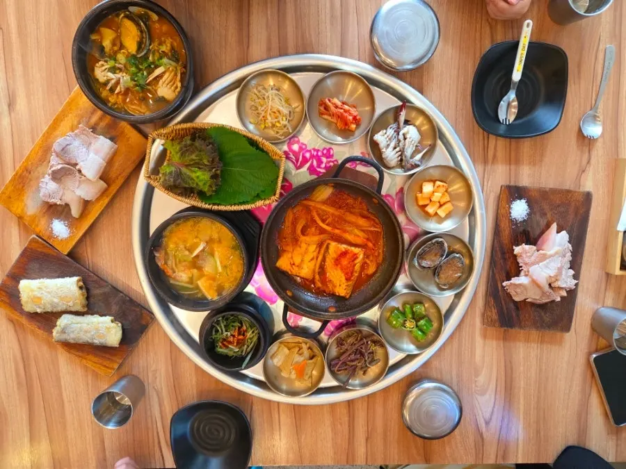 Dombegogi and grilled hairtail served on a wooden board