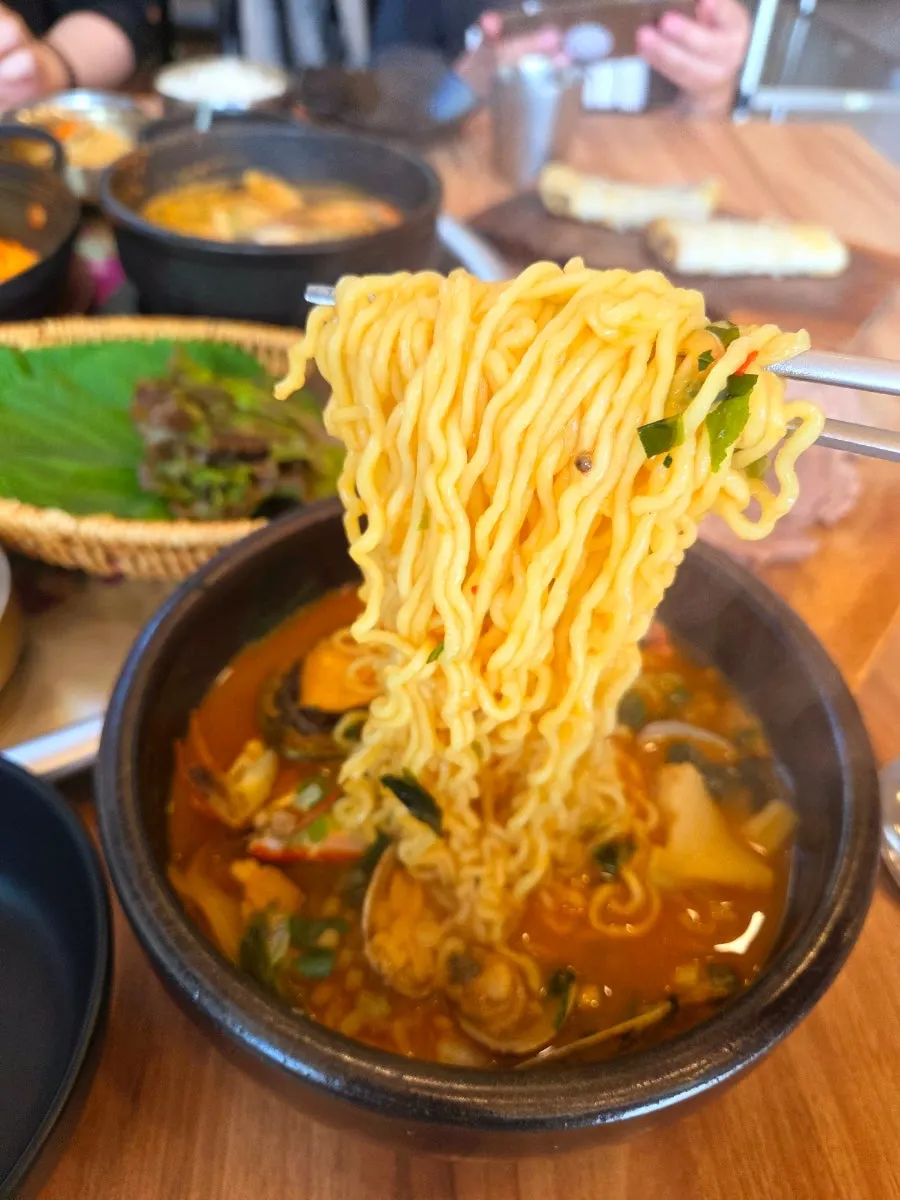 Seafood ramyeon with abalone and crab