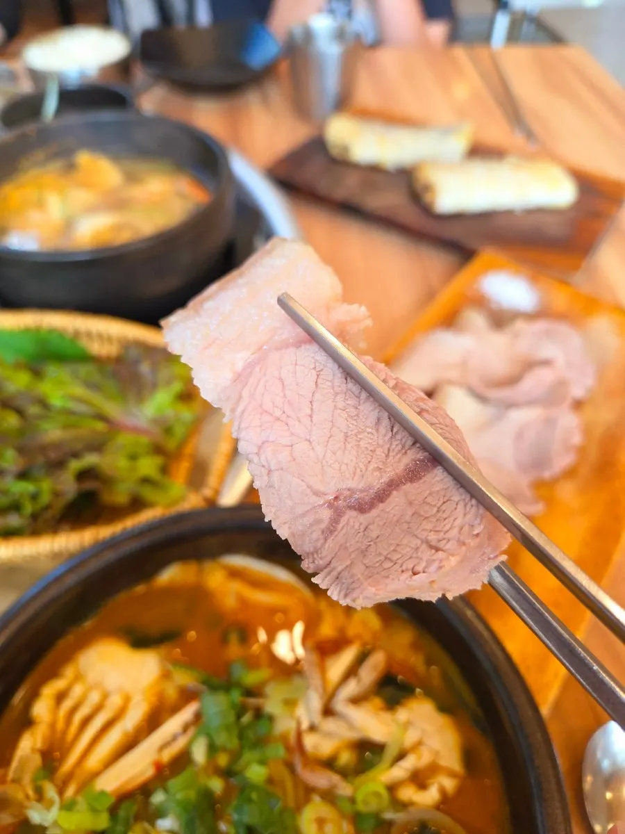 Thickly sliced black pork dombegogi