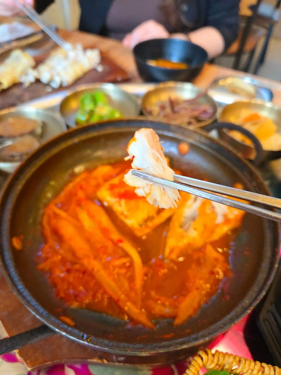 Braised mackerel topped with aged kimchi
