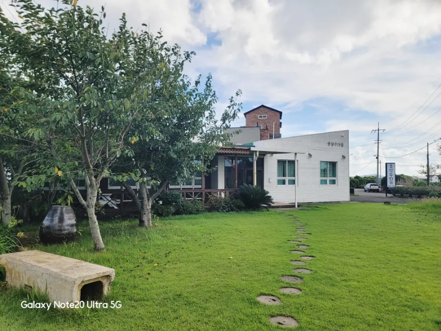 Jongdal Sudatteul building by the road with a grassy yard