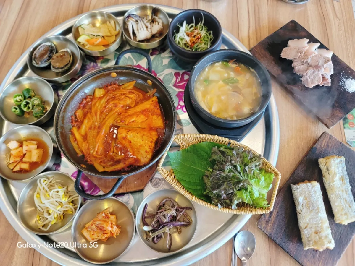 Full spread of the Jeju hanjeongsik 13-dish set meal