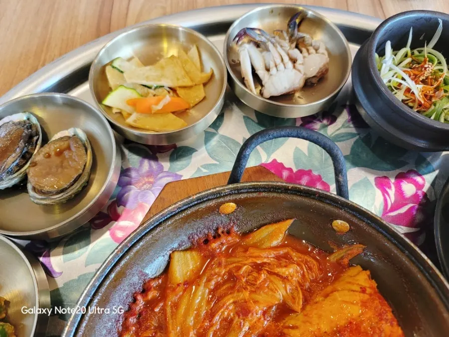 Close-up of the side dishes in the 13-dish set