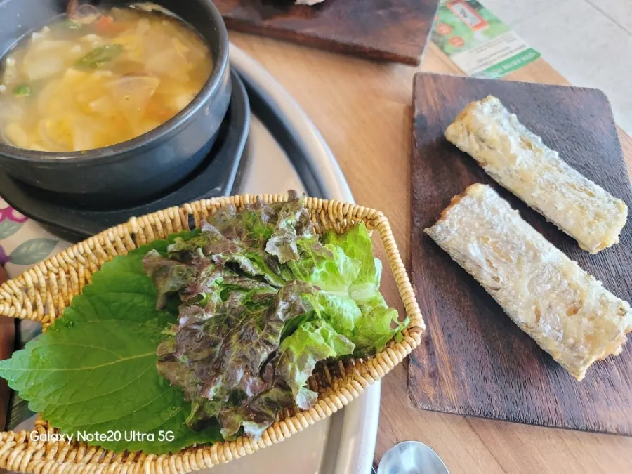 Hanjeongsik table with main dishes and side dishes together