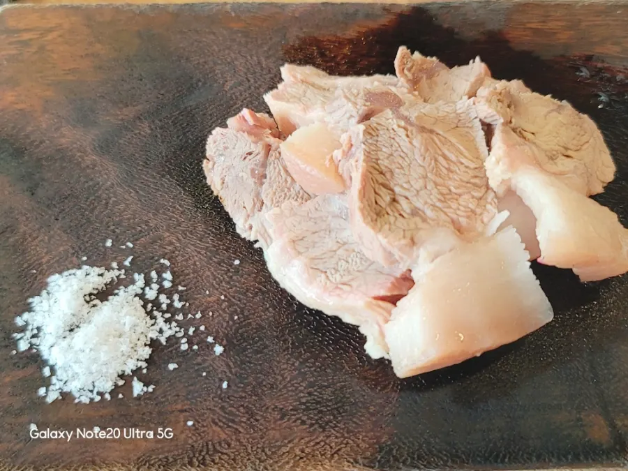 Dombegogi served on a wooden cutting board