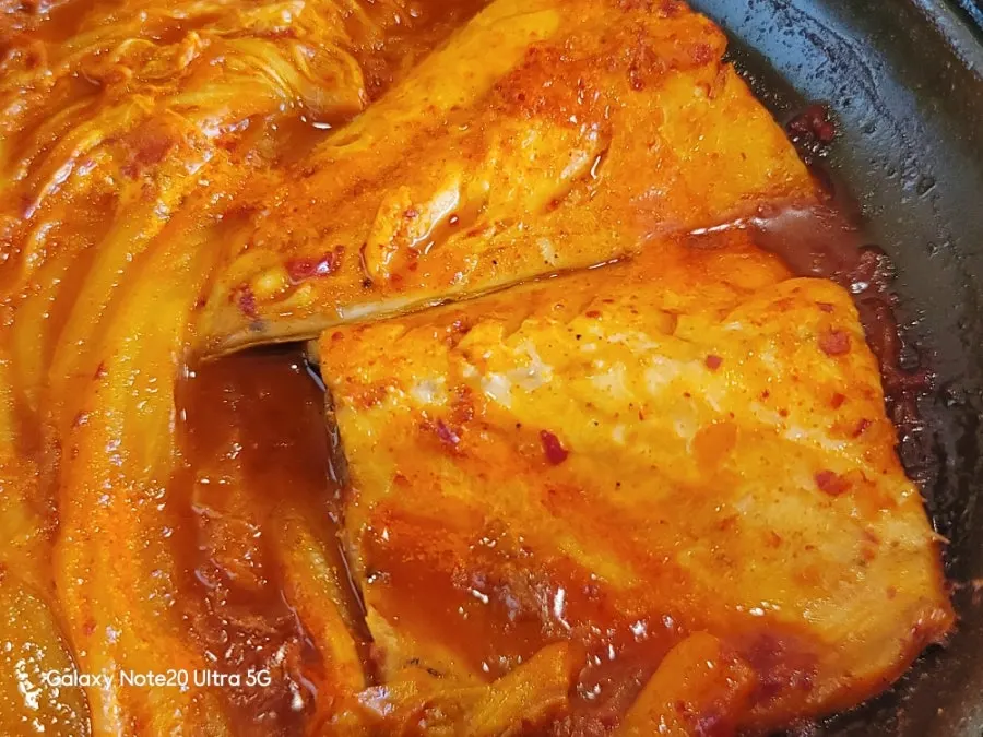 Spicy braised mackerel with aged kimchi