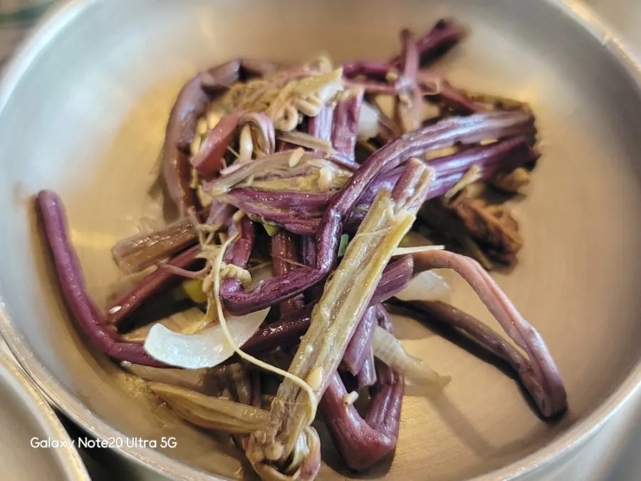 Cleanly stir-fried bracken fern side dish