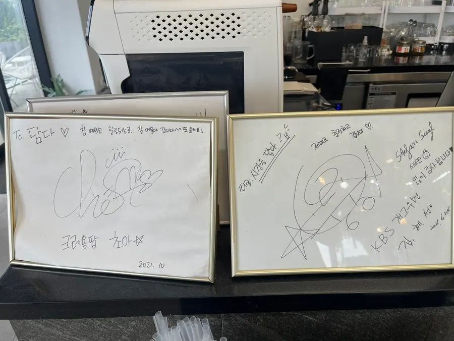 카페 벽에 남겨진 방문객 사인