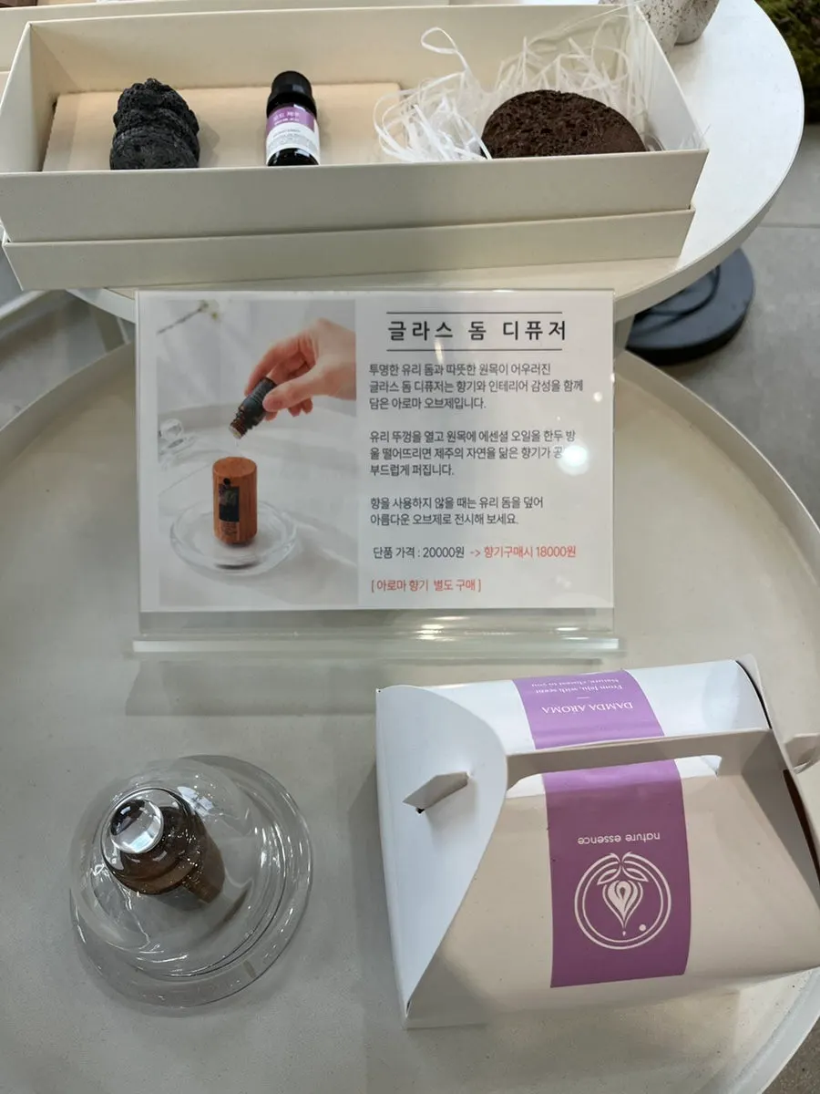 연못 주변 카페 야외 풍경