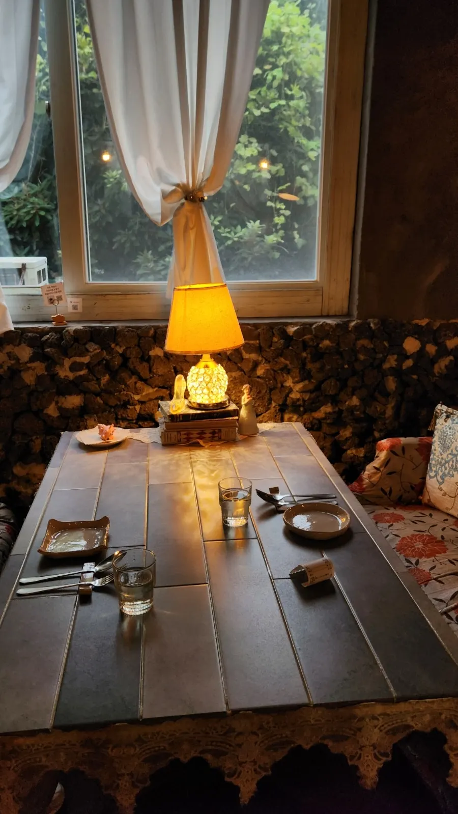 Window-side dining seat