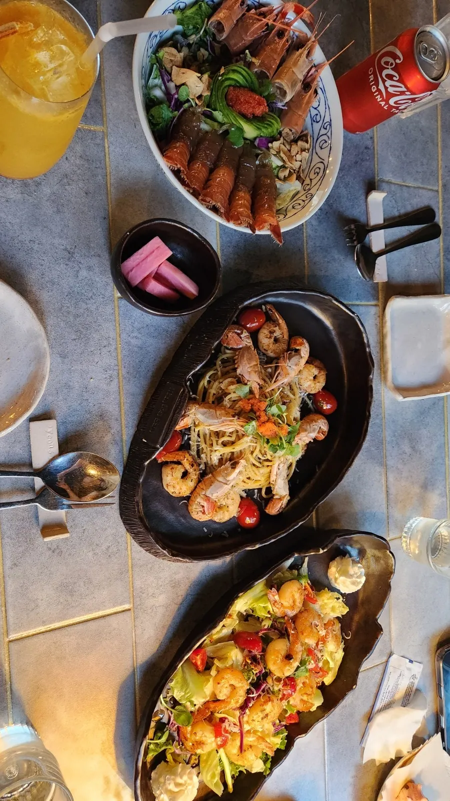 Bread before the meal and rice bowl pasta set