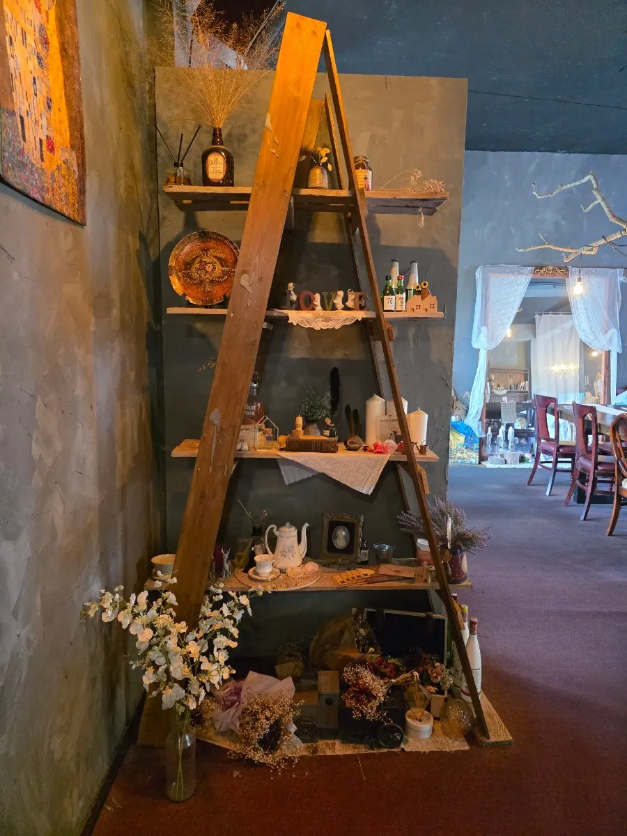 Exotic interior space at Pyeongdae Alhi