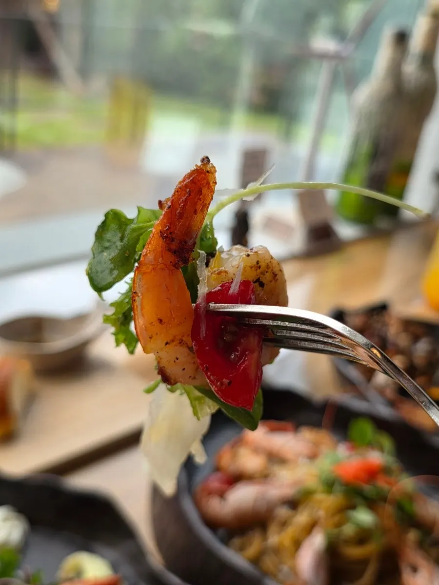 Alhi salad with vegetables and shrimp