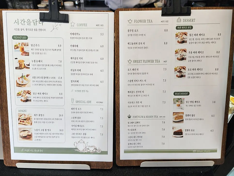 등나무꽃 아래 카페 좌석