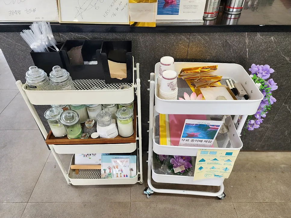 카페 내부 테이블과 창가 자리