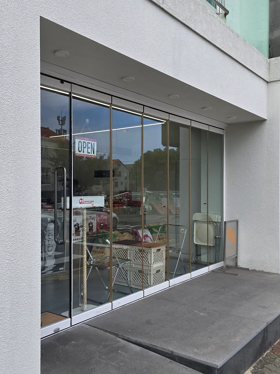 Roadside parking and surrounding street in front of the café