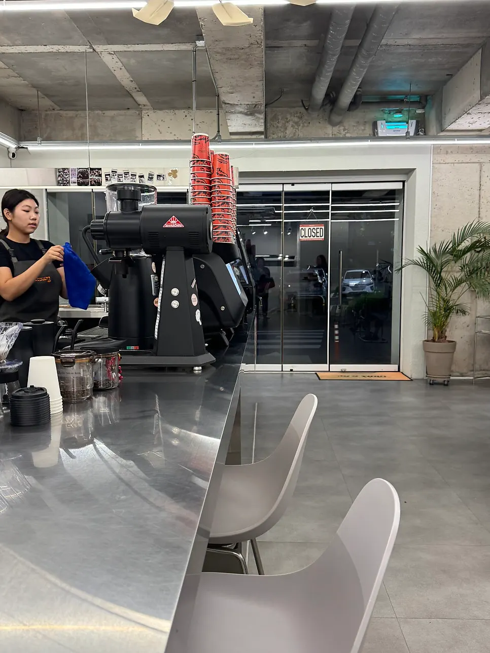 따뜻한 조명의 카페 인테리어