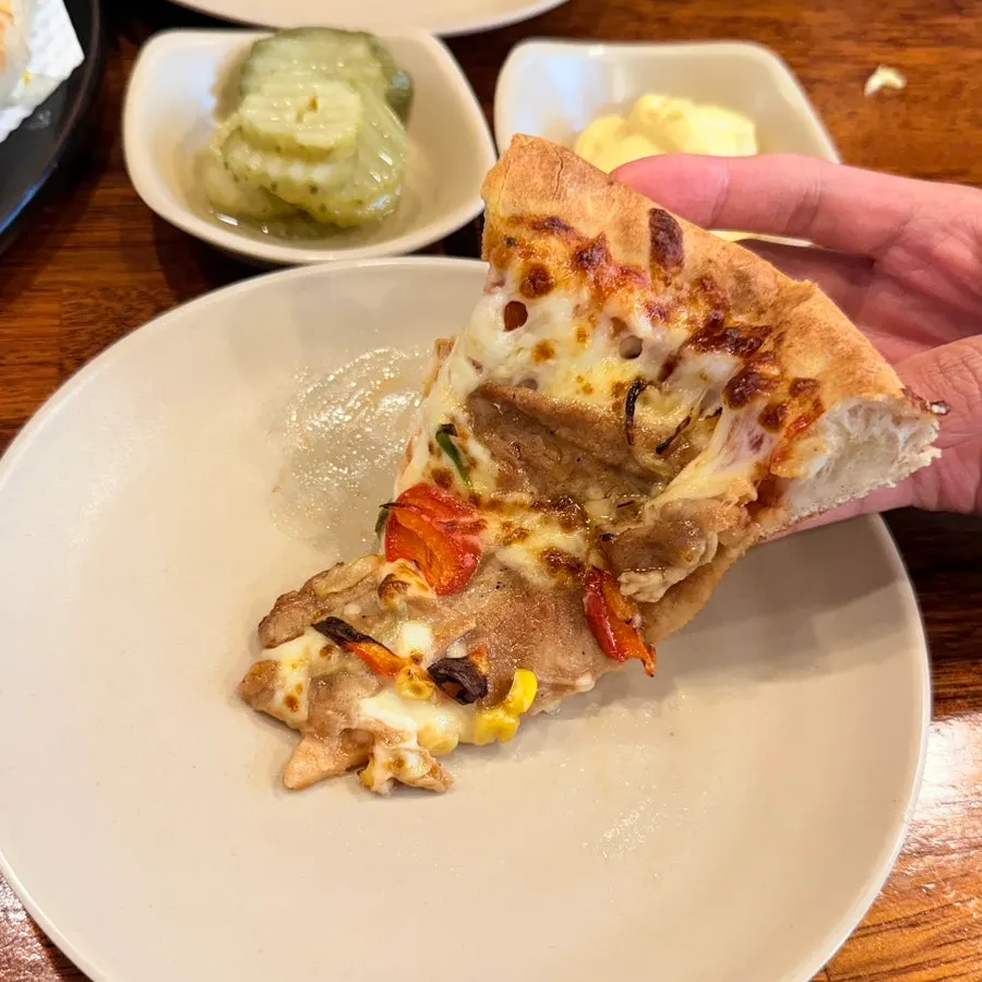Pizza with black pork bulgogi topping