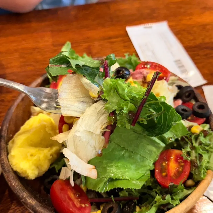 Salad with vegetables and bacon
