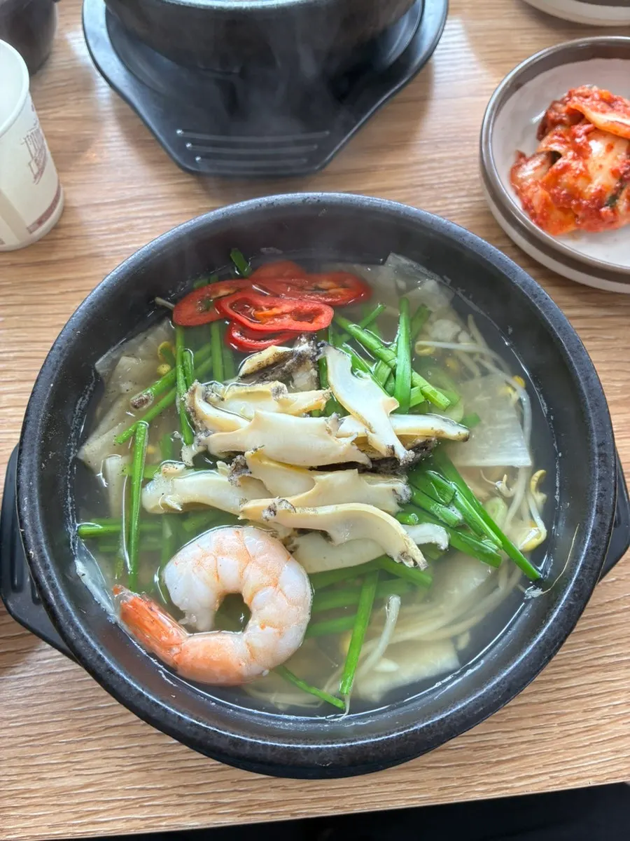 孩子用海苔包饭吃