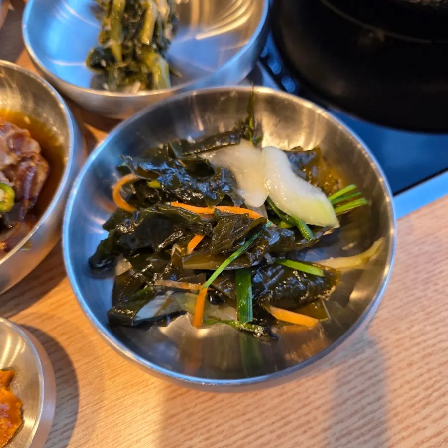 Salad side dish served before the meal