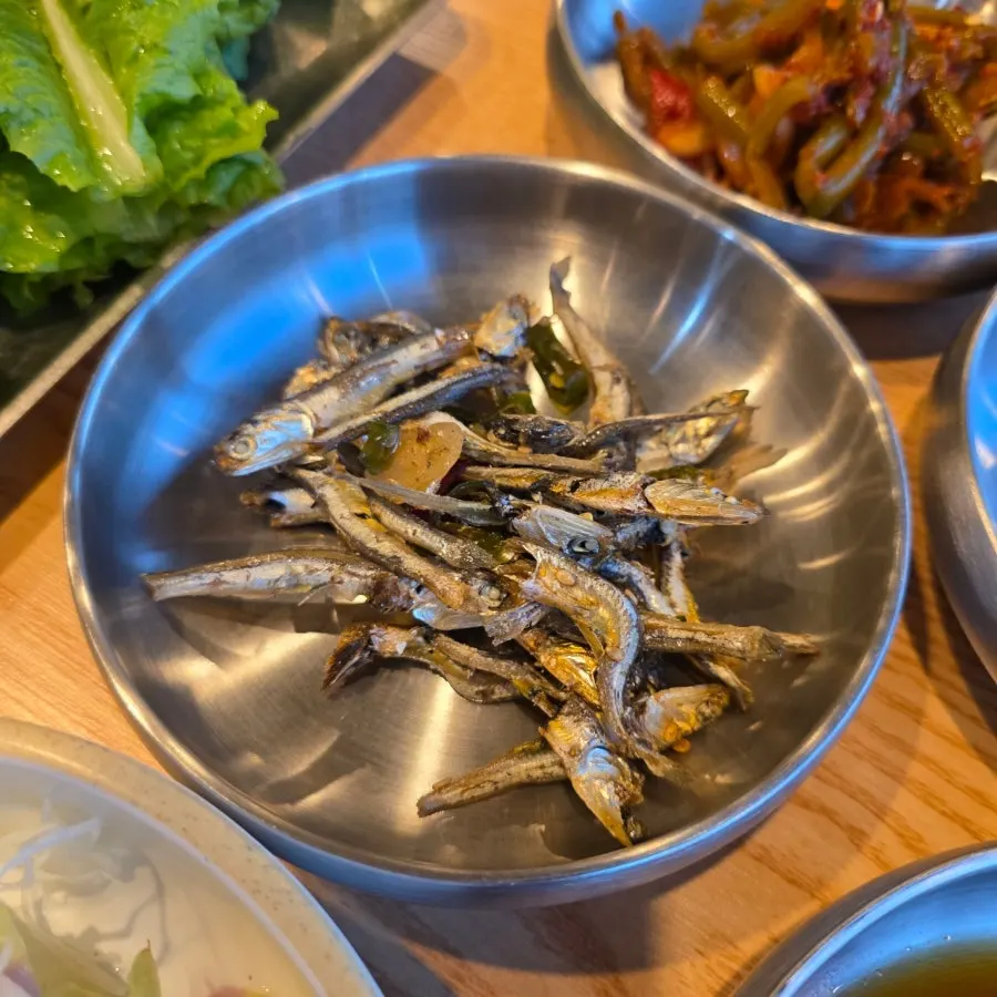 A mildly seasoned side dish plate