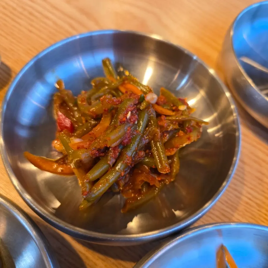 Side dishes served alongside the mackerel ssambap