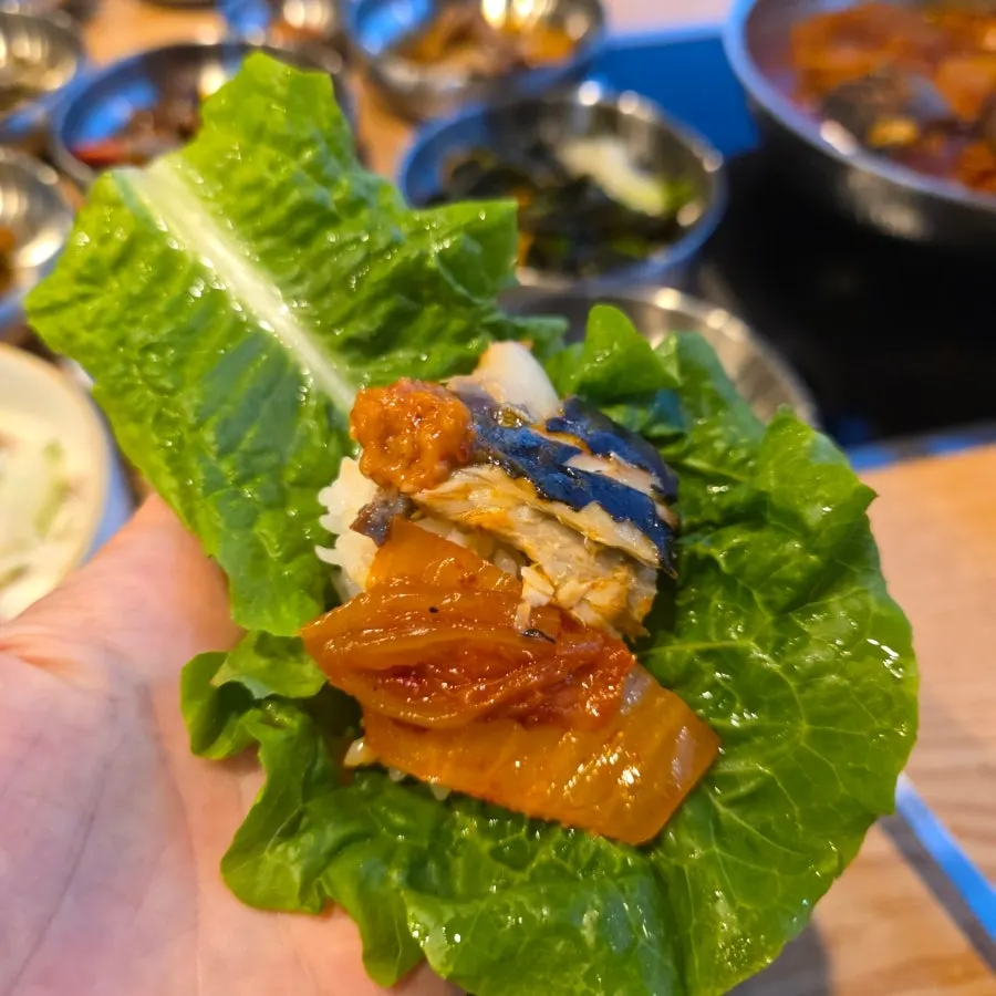 Mackerel meat placed on top of rice