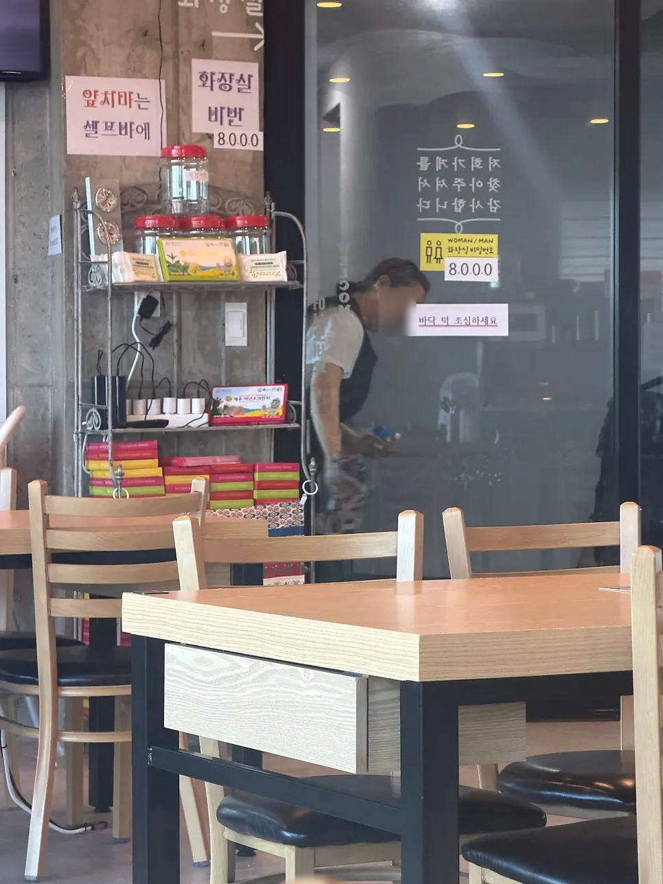 수저집이 놓인 깔끔한 테이블