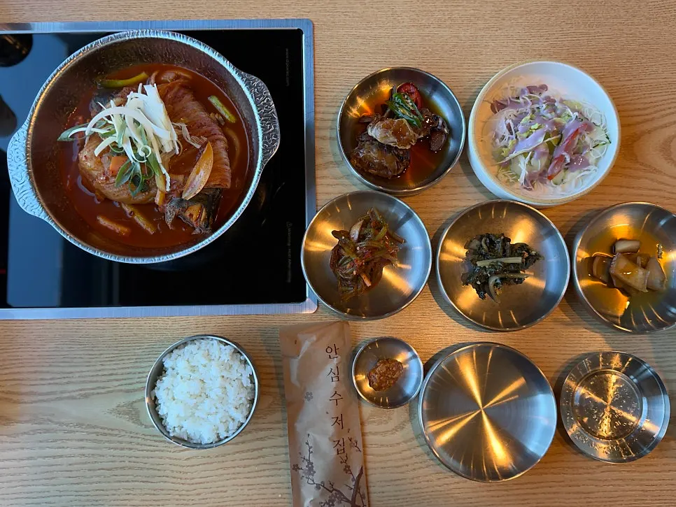 쌈채소와 반찬을 가져올 수 있는 셀프바
